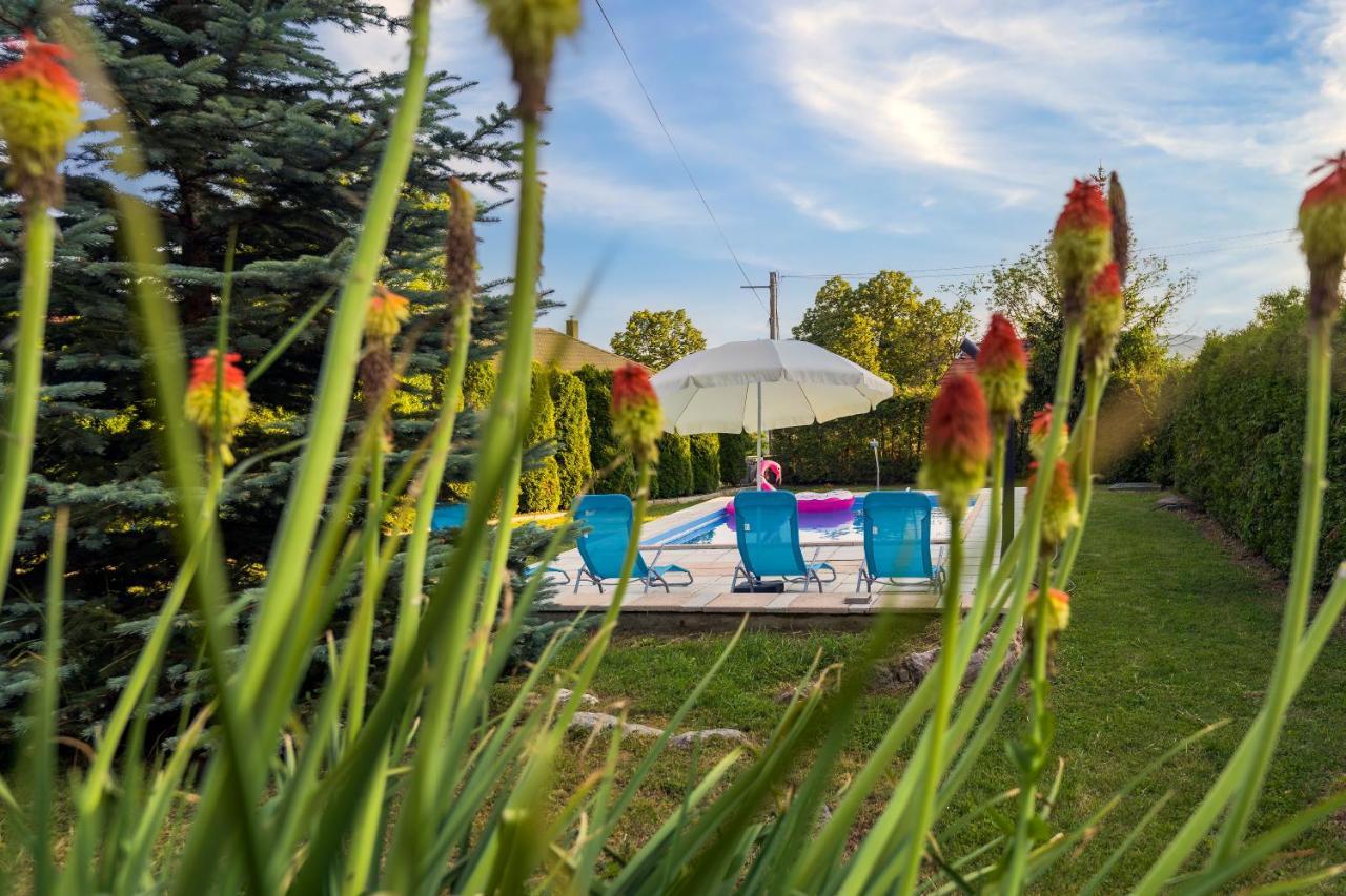 Villa Tratea - With A Heated Pool Tomici Exterior foto